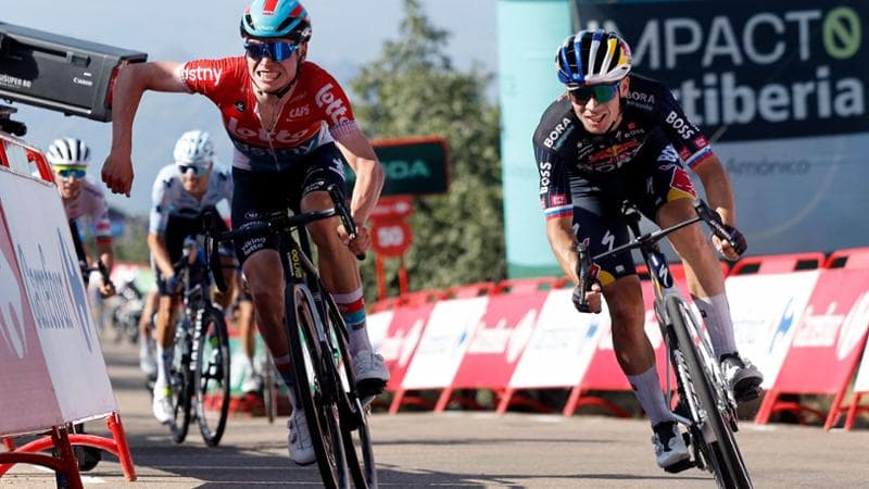 Roglic beffa Van Eetvelt