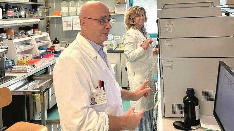 Carlo Locatelli in laboratorio con Cristina Benussi