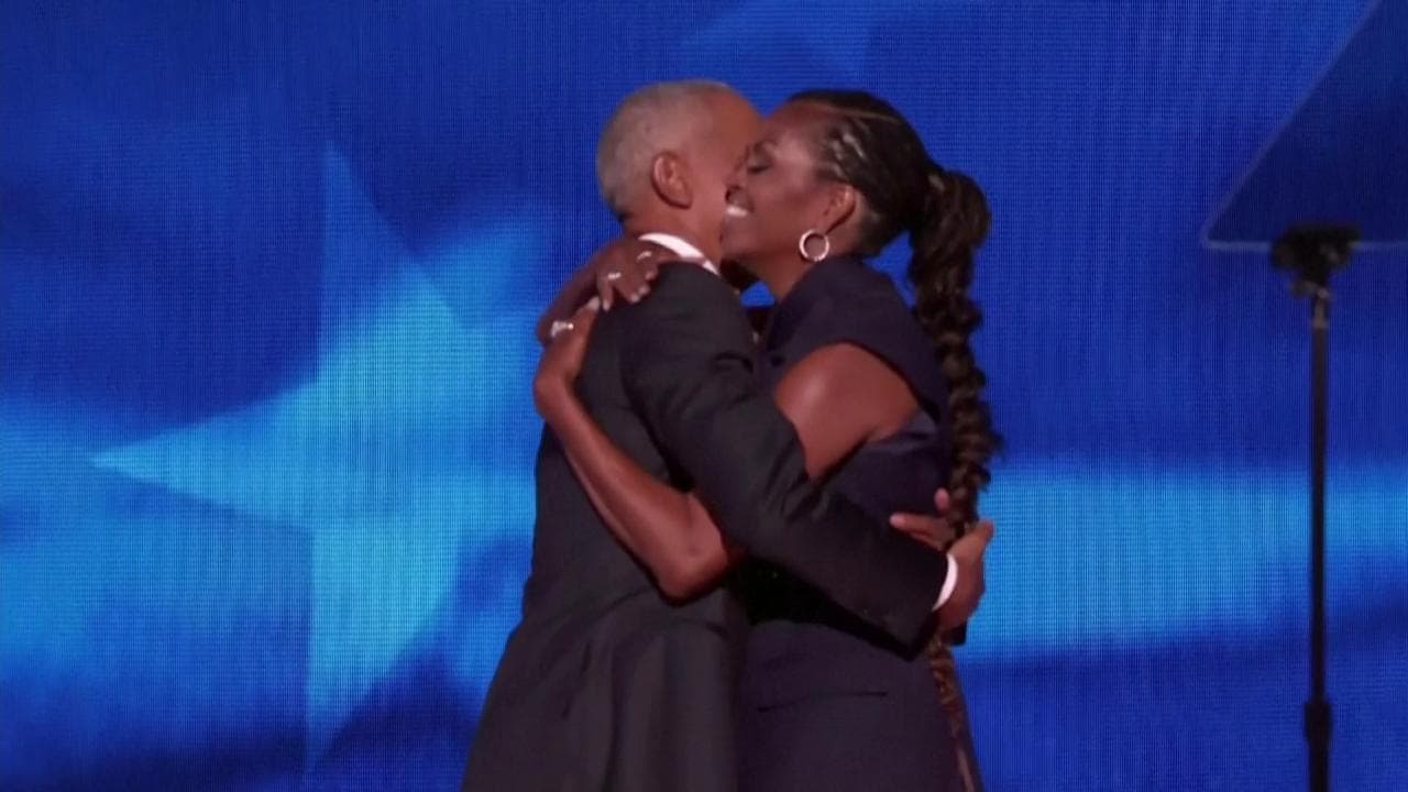 Usa 2024, ovazione per gli Obama alla Convention dem. Michelle presenta Barack sul palco: "L'amore della mia vita"