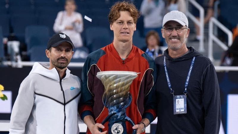 Sinner dopo la vittoria a Cincinnati con i suoi allenatori, Simone Vagnozzi e Darren Cahill
