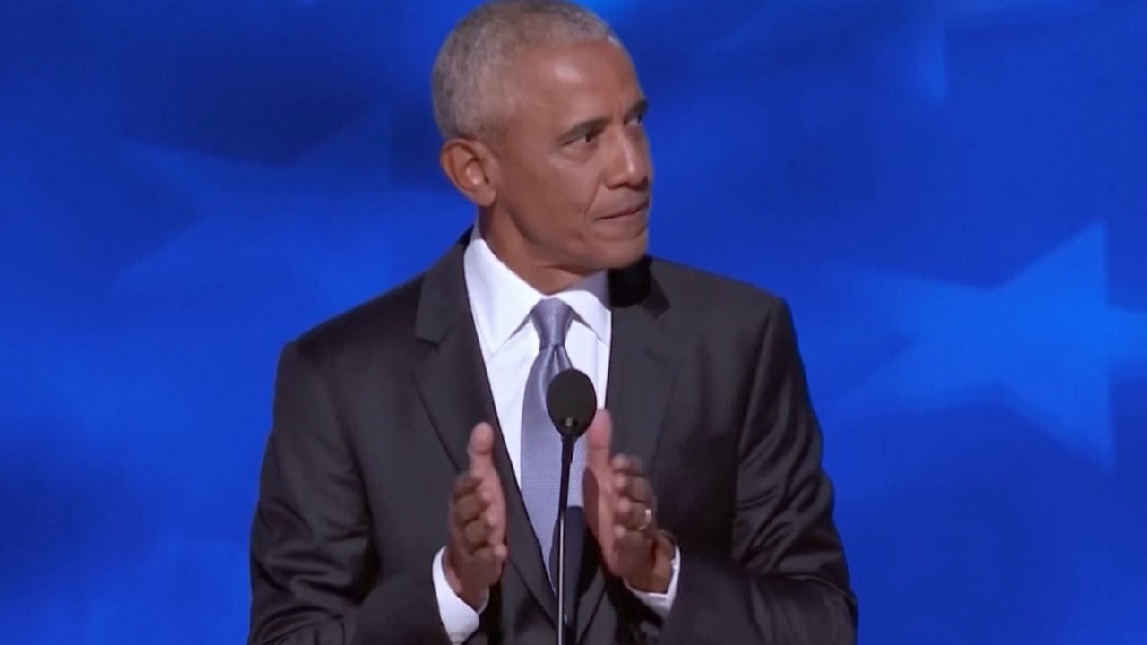 Obama: "Trump ha una strana ossessione per le dimensioni della folla". Ma il gesto suscita l'ilarità della platea dem