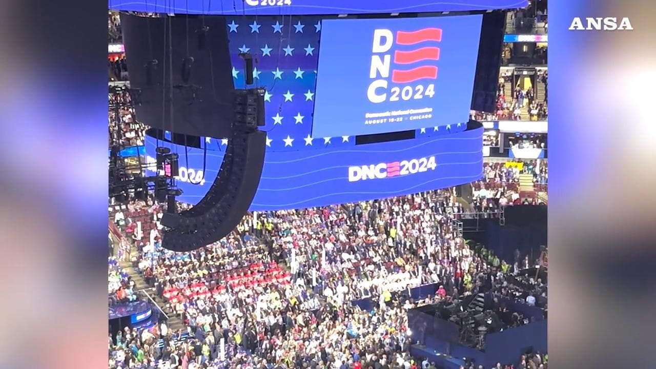 Usa 2024, "tutti fermi": il momento della mega foto ricordo alla convention dem