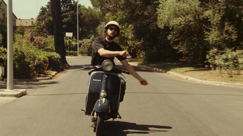 Nanni Moretti in vespa nella Roma deserta di Agosto, dal film Caro diario (1993)