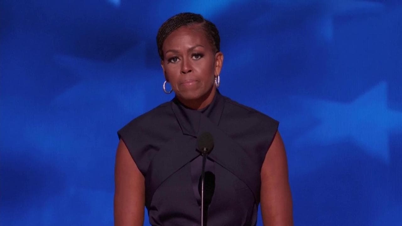 Chicago, l'intervento di Michelle Obama: "America, con Kamala è tornata la speranza". E lancia un nuovo slogan: "Do something"