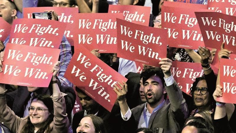 Partecipanti alla Convention democratica di Chicago con i cartelli "We Fight, We Win"