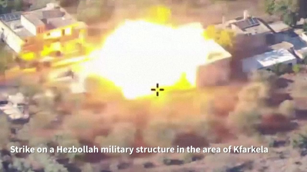 Israele attacca Hezbollah in Libano: a fuoco un deposito di armi