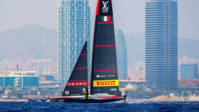 Luna Rossa in azione a Barcellona