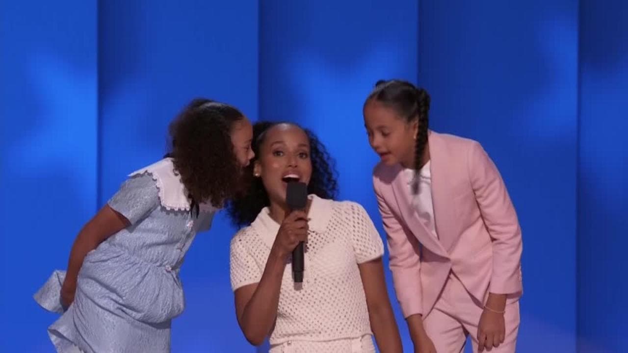"Come si pronuncia Kamala?": sul palco di Chicago Kerry Washington chiama le nipotine della candidata presidente