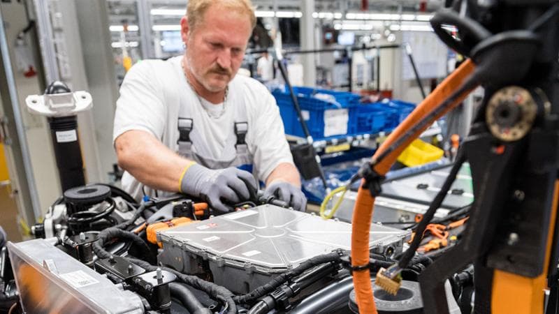 Le case frenano sull’elettrico e virano sull’ibrido: rallenta la corsa nel futuro dell’auto