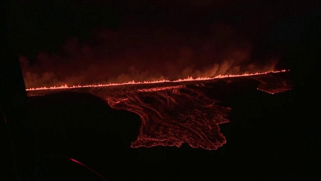 Islanda: il vulcano torna a eruttare, le immagini della lingua di fuoco lunga 3 chilometri