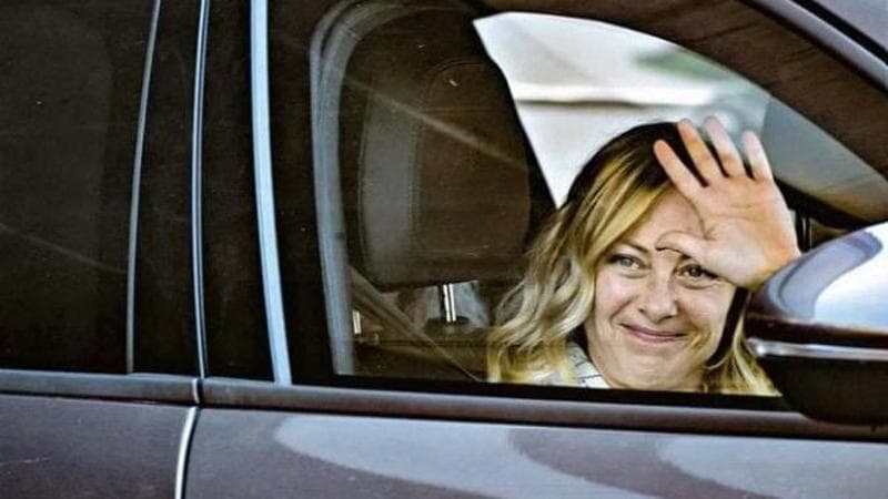 Via di notte, poi silenzio e depistaggi. Sardegna, Argentario, un traghetto o il Meeting: dove è finita Giorgia Meloni?