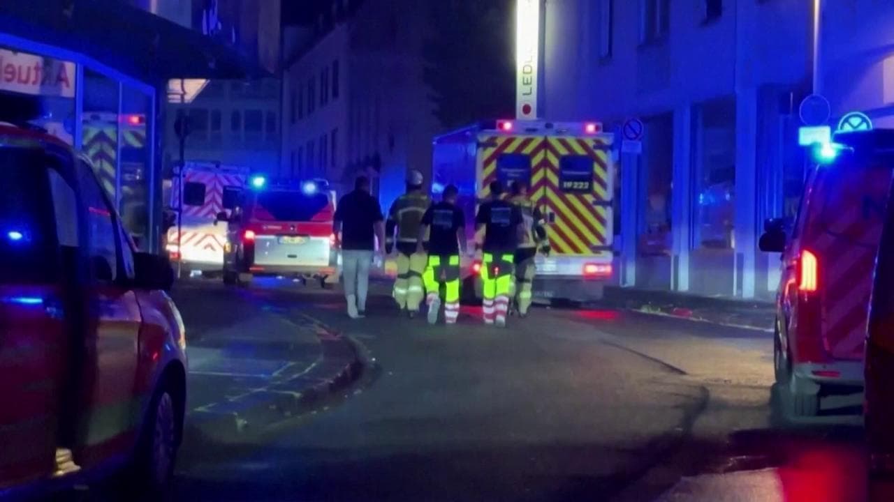 Germania, attacca con un coltello i passanti alla festa cittadina di Solingen: 3 morti e diversi feriti. E' caccia all'uomo