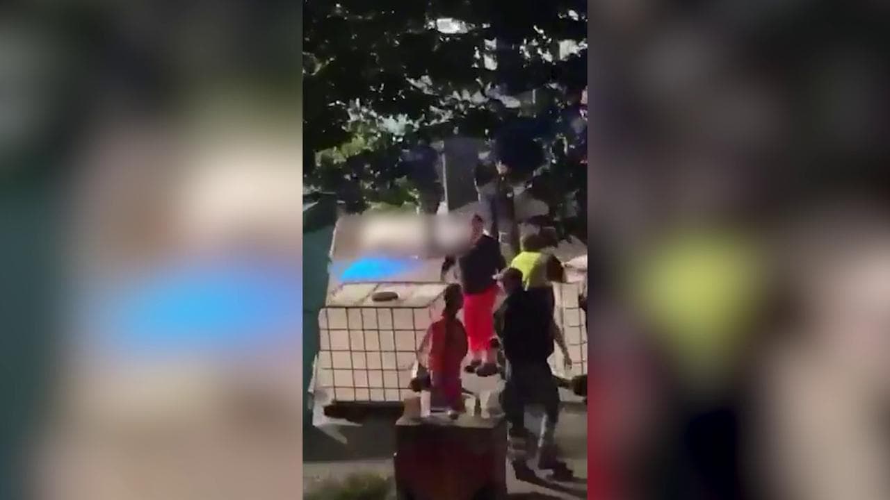 Solingen, gli attimi dopo l'attacco: i corpi a terra e le ricerche della polizia