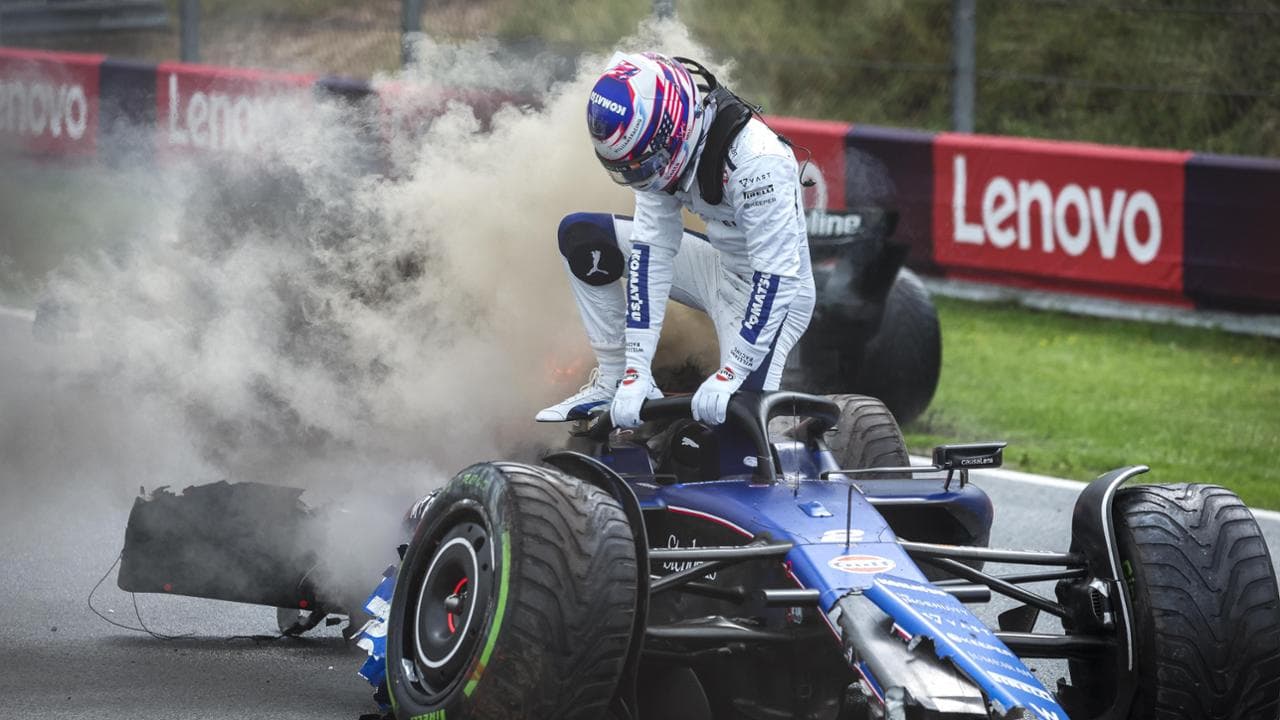 Logan Sargeant esce dalla Williams andata a fuoco