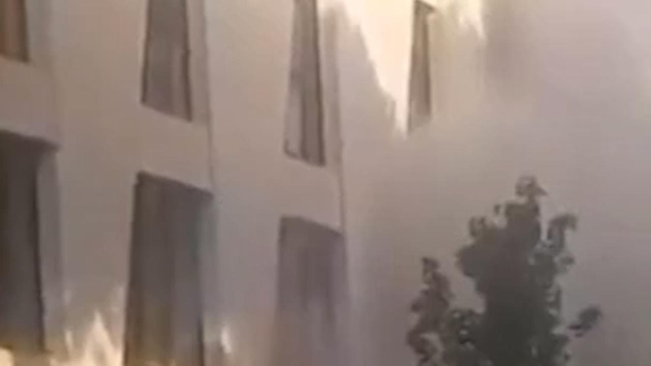Francia, la colonna di fumo dopo l'esplosione davanti alla sinagoga de La Grande-Motte