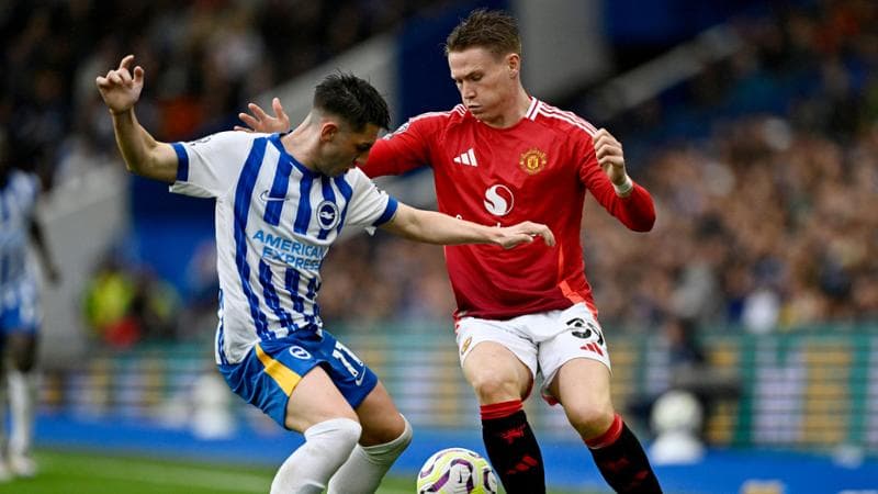 Billy Gilmour in azione contro Scott McTominay in Brighton-Manchester United