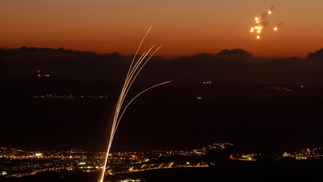 Israele, l'Iron Dome intercetta i razzi di Hezbollah lanciati dal Libano