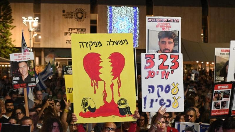 Un sit in a Tel Aviv per fare pressioni sul governo per un accordo che porti al rilascio degli ostaggi detenuti da Hamas

