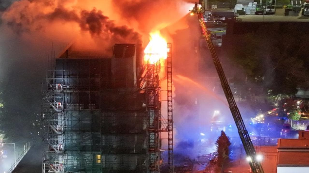 Londra, a fuoco un palazzo di 6 piani: oltre 100 evacuati. "Tenete chiuse porte e finestre"