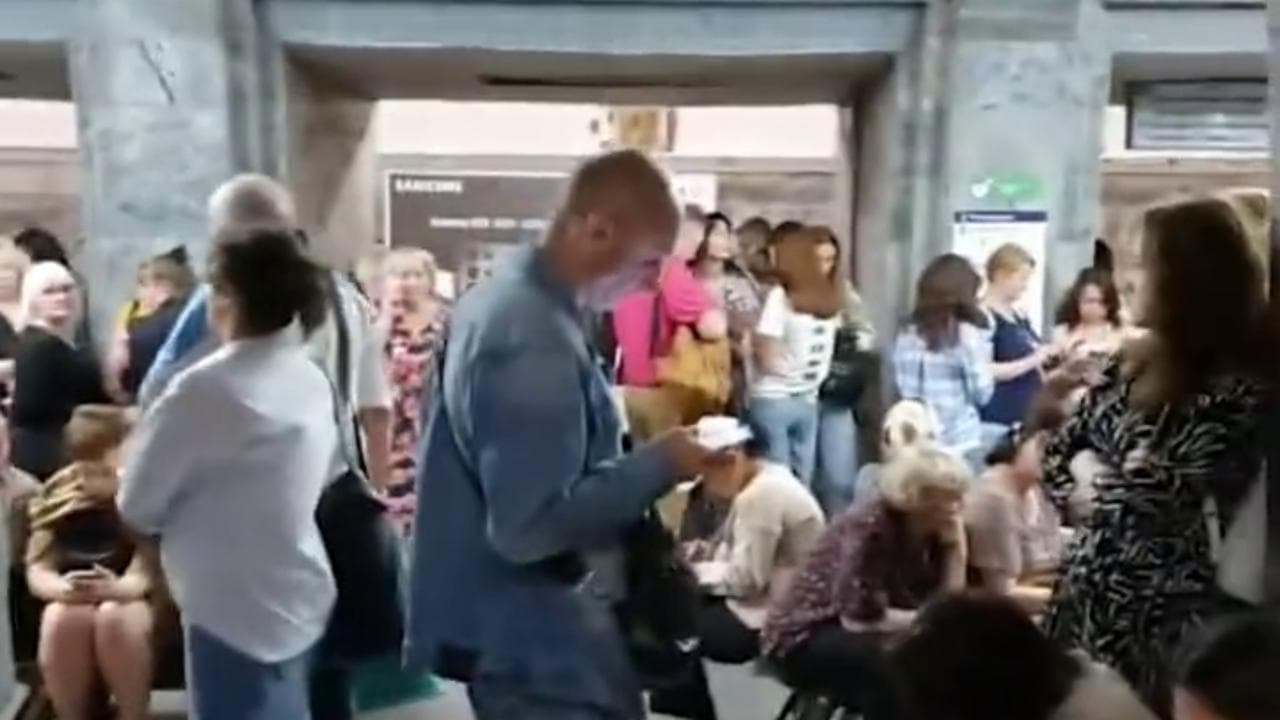 Attacco russo in Ucraina, black out a Kiev: i cittadini si rifugiano nelle stazioni della metropolitana