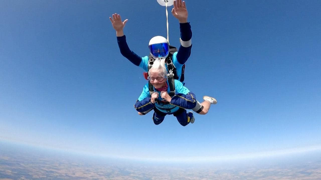 Gb, a 102 anni festeggia il compleanno lanciandosi con il paracadute da 2000 metri