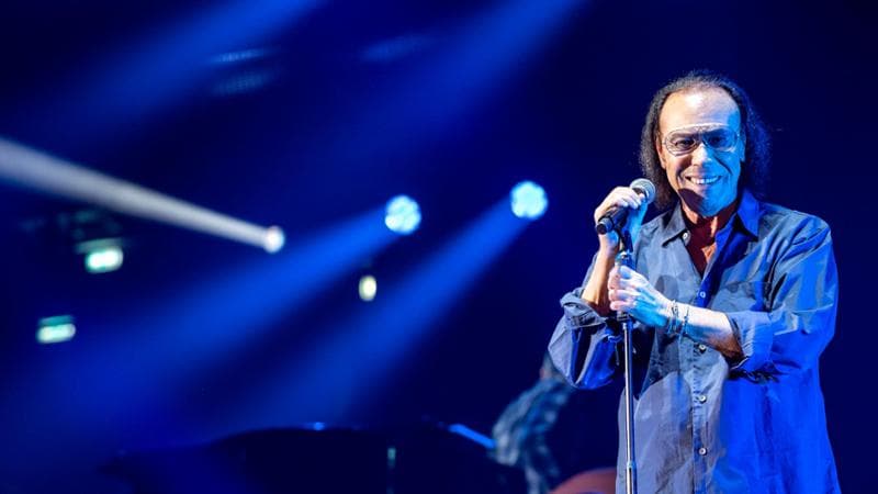 Antonello Venditti insulta per errore una giovane disabile poi si scusa: “Non sono un mostro, mi metterei a piangere”