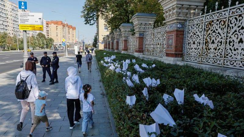 Gli aeroplanini di carta, simbolo&nbsp;di Telegram, lanciati davanti all'ambasciata francese a Mosca in segno di protesta&nbsp;
