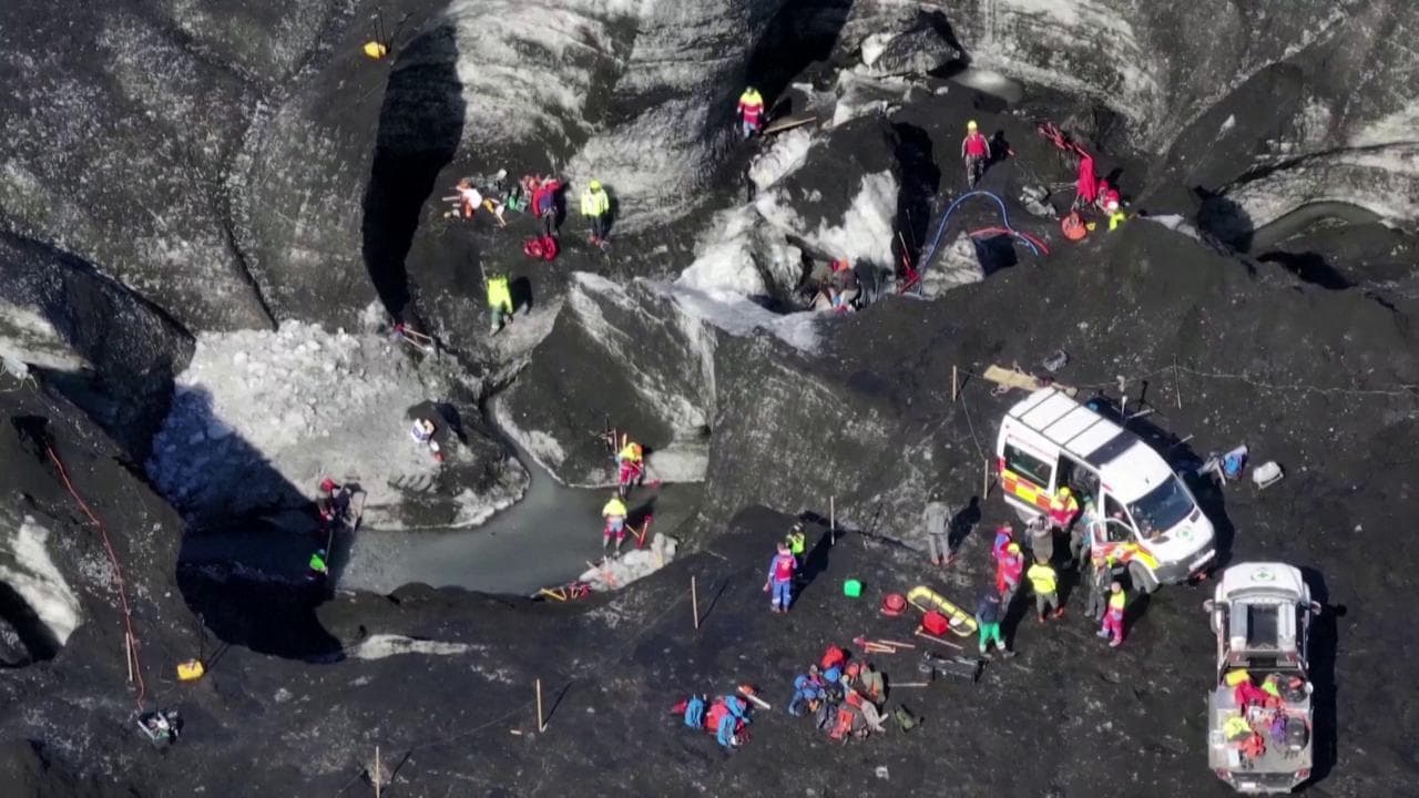 Islanda, il drone sorvola la grotta in cui è crollata una parete di ghiaccio uccidendo un turista e ferendone altri