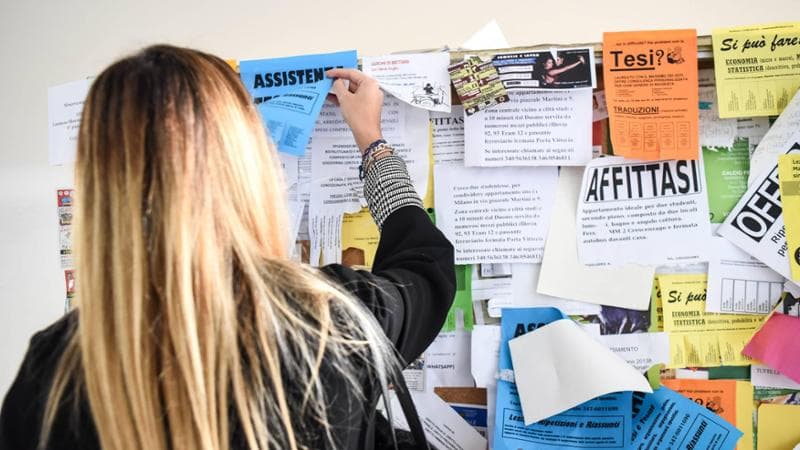 MILANO - Bacheca con annunci Tesi di Laurea e stanze in affitto per studenti (MILANO - 2016-10-27, Claudio Furlan) p.s. la foto e' utilizzabile nel rispetto del contesto in cui e' stata scattata, e senza intento diffamatorio del decoro delle persone rappresentate