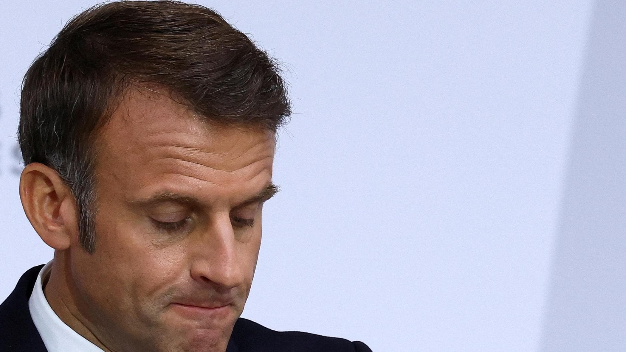 マクロン氏が首相候補カステ氏にノーを表明したことを受け、フランスで左翼が攻撃を開始。メランション「大統領を解任しよう」