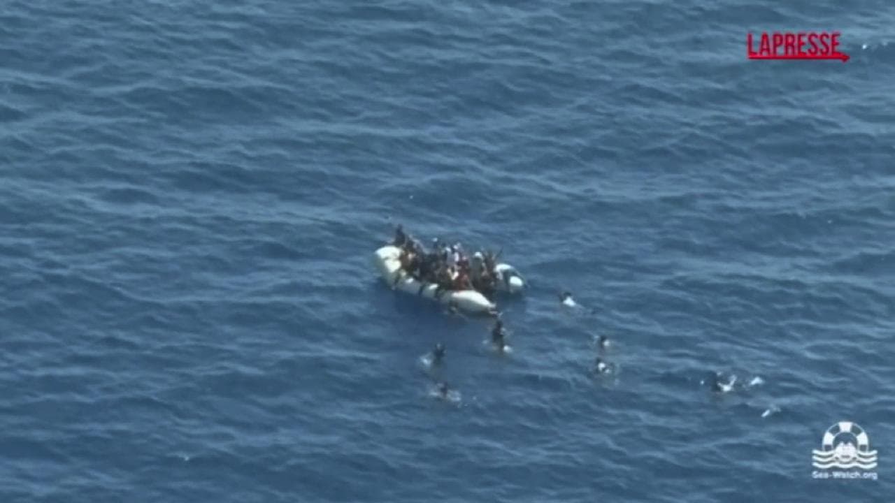Migranti, soccorso un gommone in difficoltà: "Bambini a bordo e persone in acqua per evitare che affondasse"