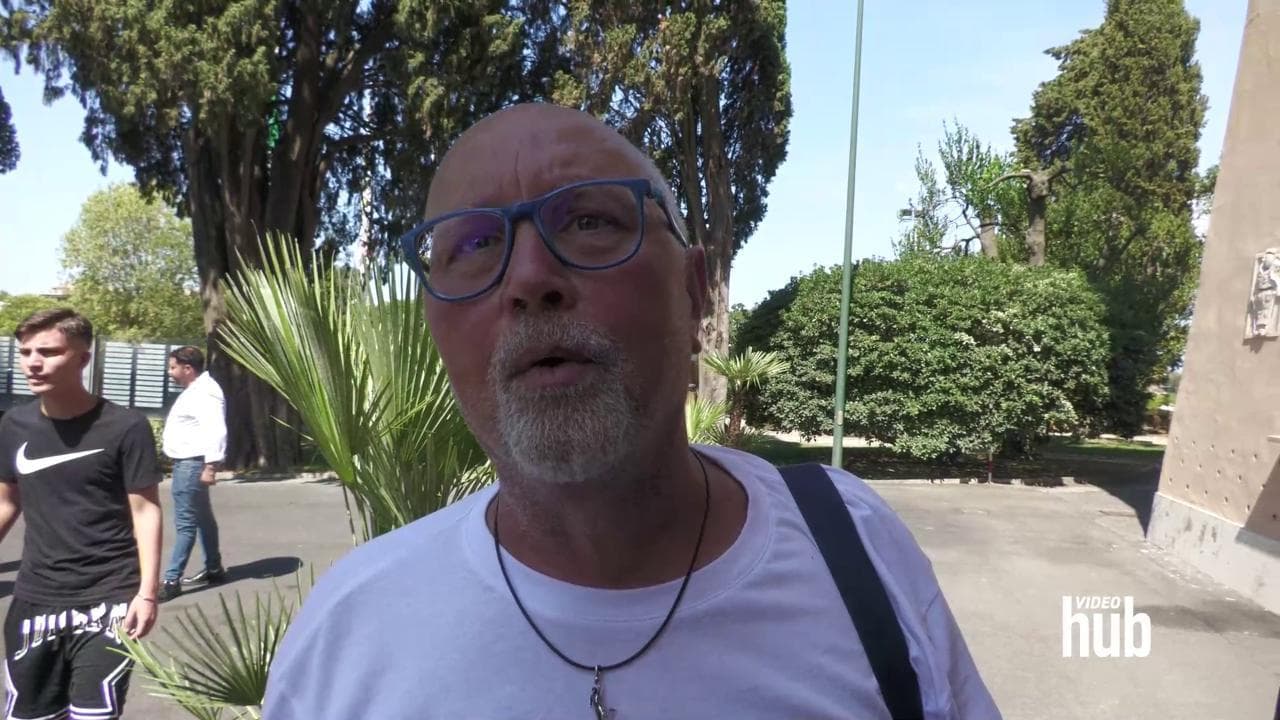 Ressa a Villa Stuart per l'arrivo di Lukaku: un tifoso napoletano cade a terra e il centravanti lo aiuta a rialzarsi