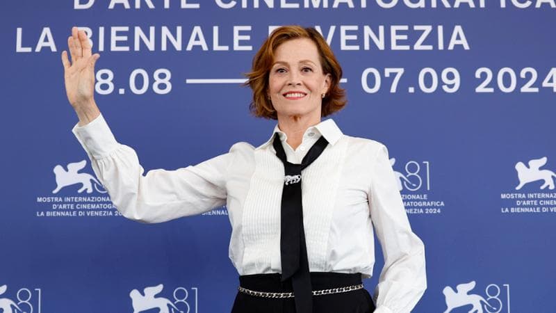 Sigourney Weaver: “Nella mia Ripley ci sono tutte le donne che lavorano sodo, come Kamala Harris. Il Leone d’oro è un onore, rappresenta l’arte italiana”
