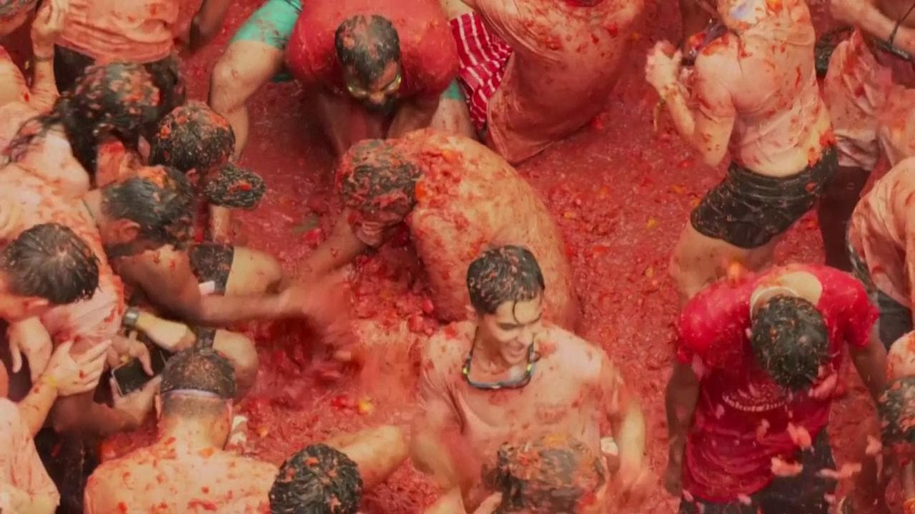 Spagna, una battaglia rosso pomodoro: la “Tomatina” di Buñol