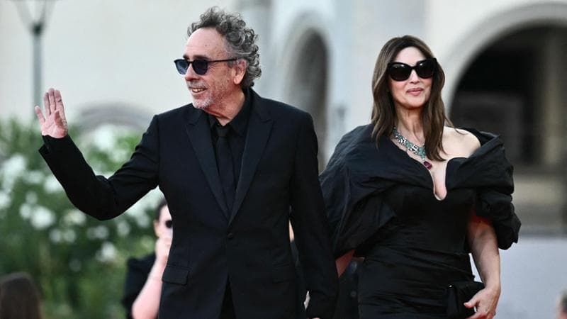 Tim Burton e Monica Bellucci mano nella mano, Sigourney Weaver e il Leone per sempre con sé. Le emozioni della cerimonia di apertura della Mostra di Venezia