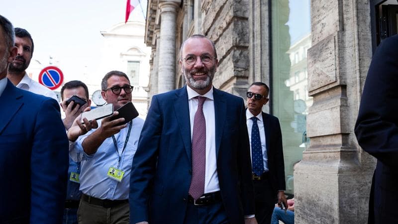Weber chiede a Meloni una svolta pro Ue: “È isolata a Bruxelles per colpa di Salvini”