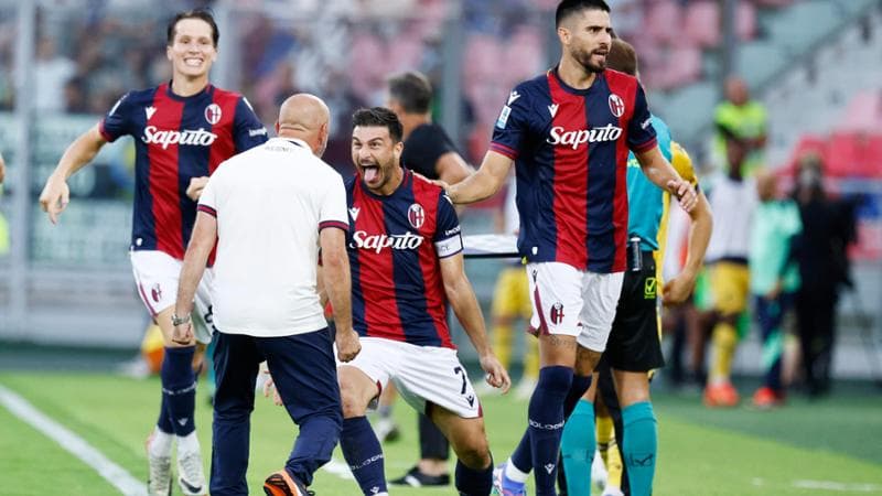 Bologna's Riccardo Orsolini  jubilates with his teammates and coach Italiano after scoring the goal during the Italian Serie A soccer match Bologna FC vs Udinese Calcio at Renato Dall'Ara stadium in Bologna, Italy, 18 August 2024. ANSA /SERENA CAMPANINI