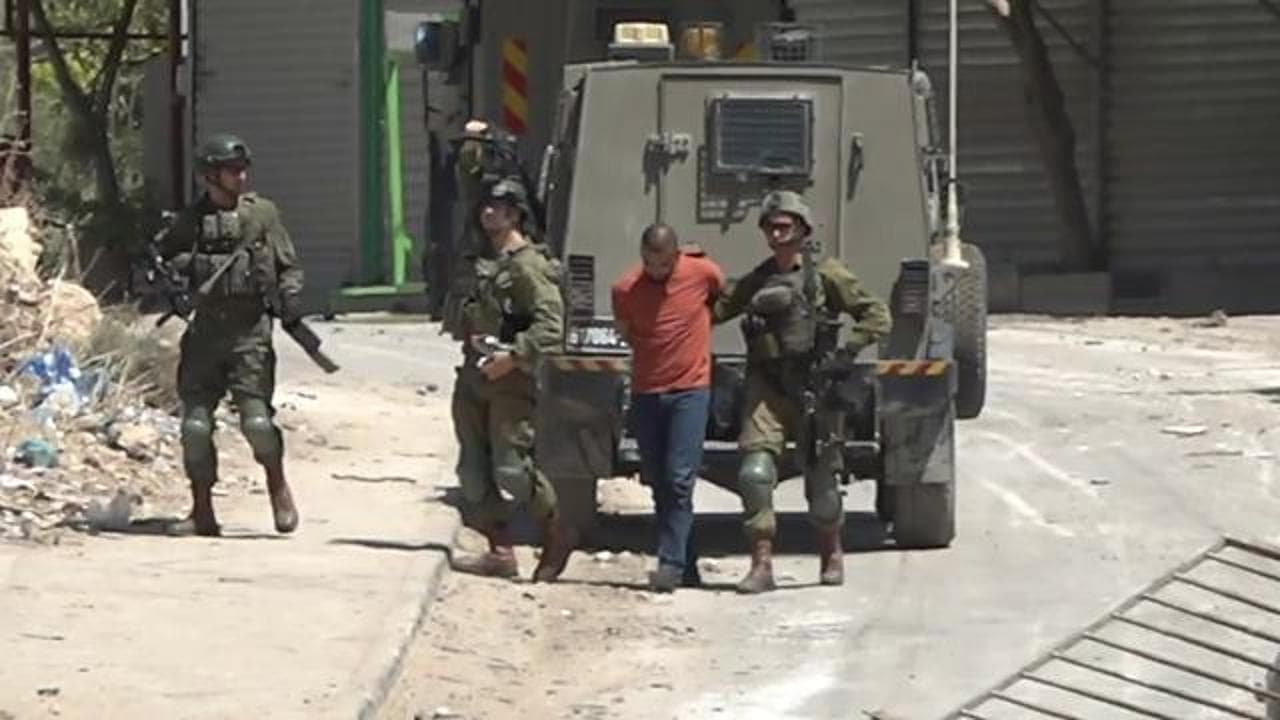 La vasta operazione dell'esercito israeliano in azione nella West Bank, tra arresti e perquisizioni. Dieci morti