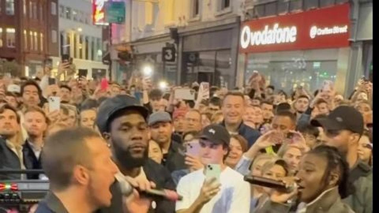 Coldplay, per il lancio del nuovo singolo Chris Martin canta per strada a Dublino