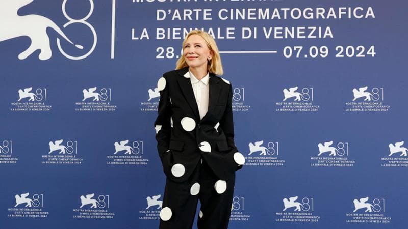 Cate Blanchett torna in tv con una serie di Alfonso Cuarón. E scherza: “Stasera sul red carpet a Venezia ci vado direttamente nuda”