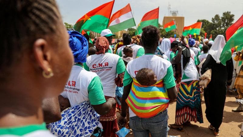 Burkina Faso, massacro a Barsalogho: i jihadisti sterminano quasi tutti gli uomini del villaggio. La giunta golpista è impotente