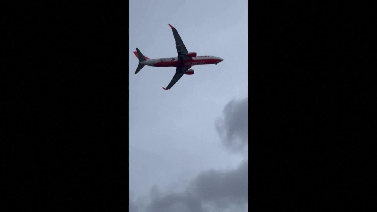 Giappone, i venti generati dal tifone Shanshan sono troppo potenti: l'aereo è costretto a interrompere l'atterraggio