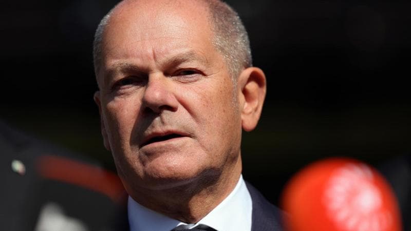 Germania, il governo Scholz approva una stretta sui profughi e un “divieto assoluto” di portare coltelli nei luoghi pubblici
