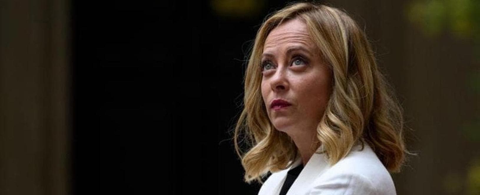 Scontro sull’addio all’assegno unico, insorgono le opposizioni. Meloni frena: “Ma estenderlo agli immigrati sarebbe ucciderlo”
