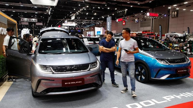 Visitatori al Big Motor Sale 2024 di Bangkok ispezionano le auto cinesi Byd. EPA/RUNGROJ YONGRIT
