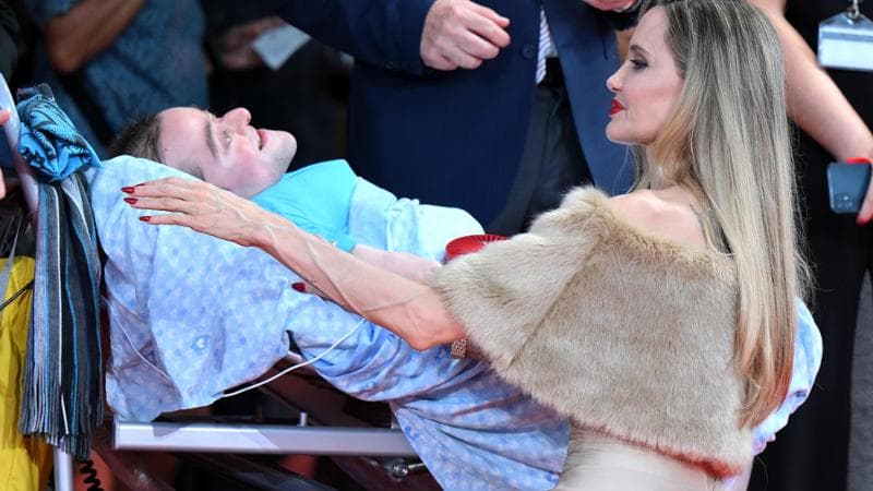 Angelina Jolie commuove Venezia: il saluto al fan malato sul red carpet