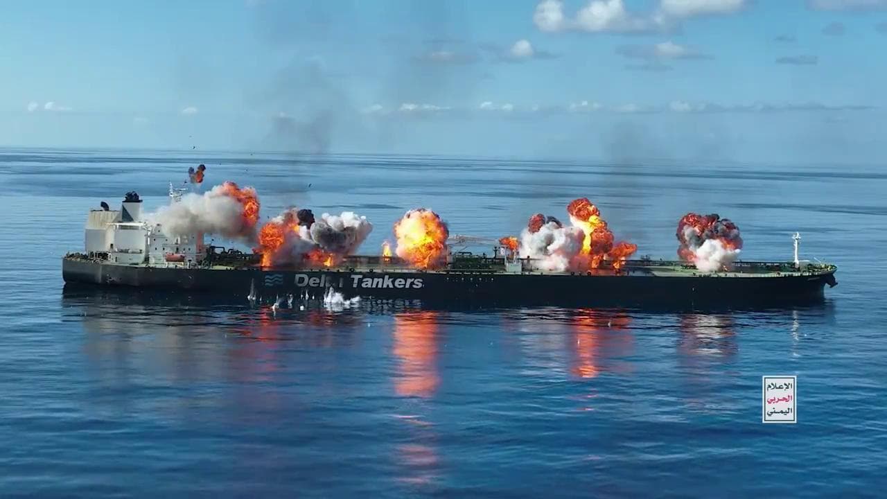 Medio Oriente, i miliziani Houthi minano e fanno saltare una petroliera greca: si rischia un disastro ambientale