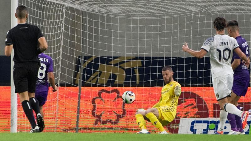 Una delle tante parate di De Gea