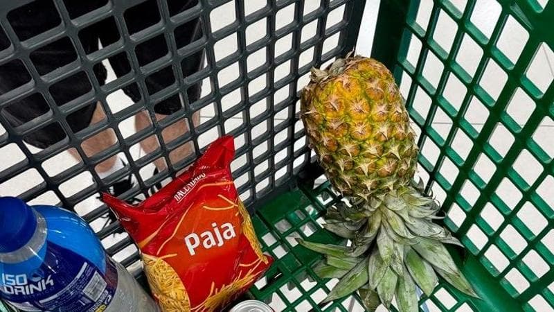 In Spagna il nuovo Tinder è il supermercato: i single si danno appuntamento alle 19 con un ananas nel carrello