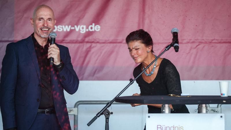 Sarah Wagenknecht aggredita in Germania con vernice rossa durante un comizio